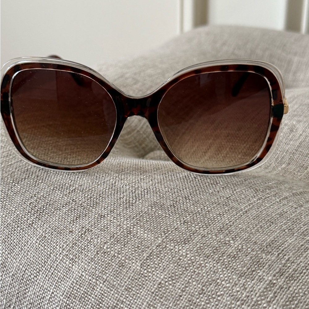 TAHARI Tortoiseshell Oversized Women's Sunglasses - Brown Gradient Lenses